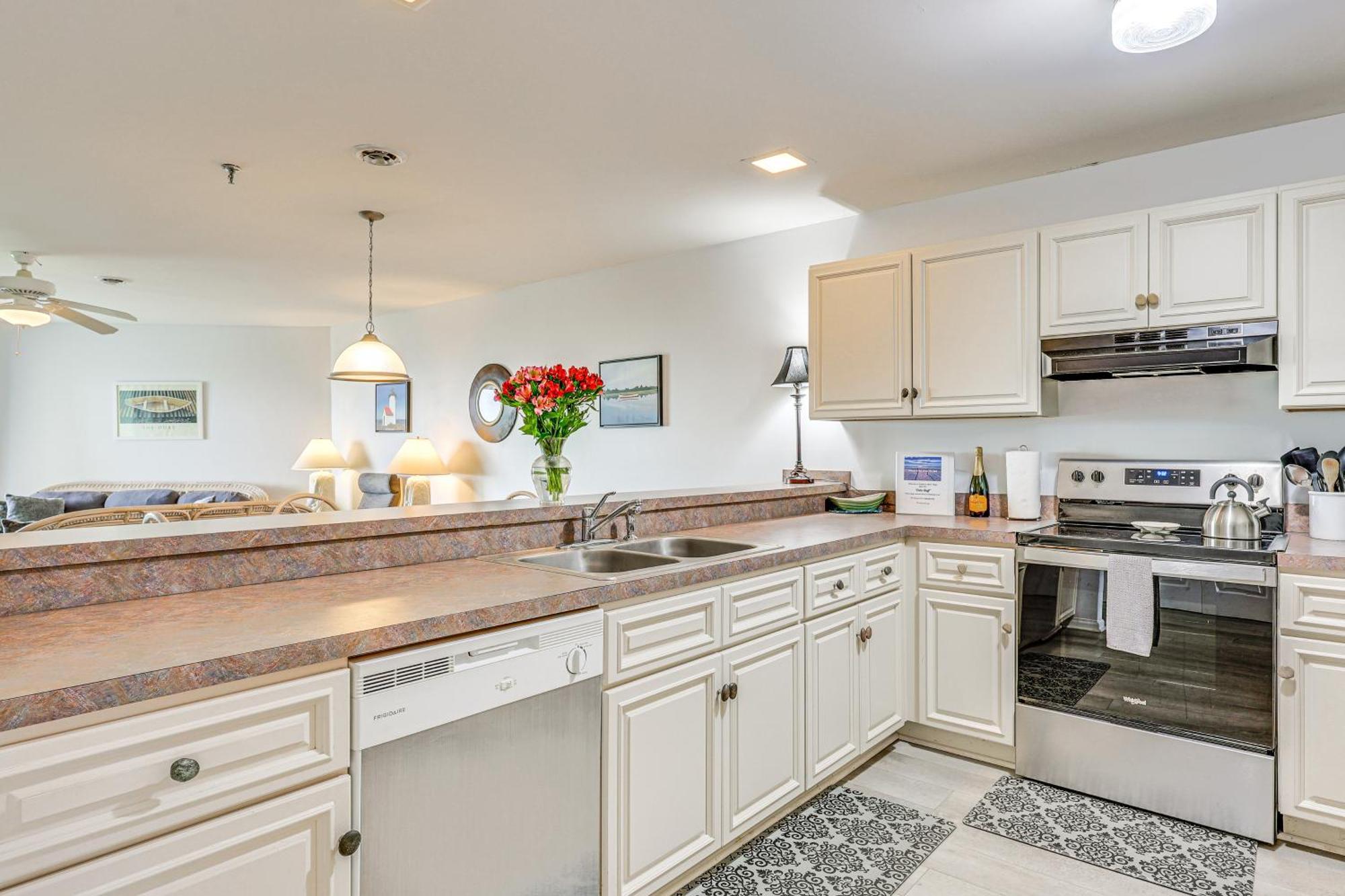 Oak Island Beachfront Condo With Community Pool Eksteriør billede
